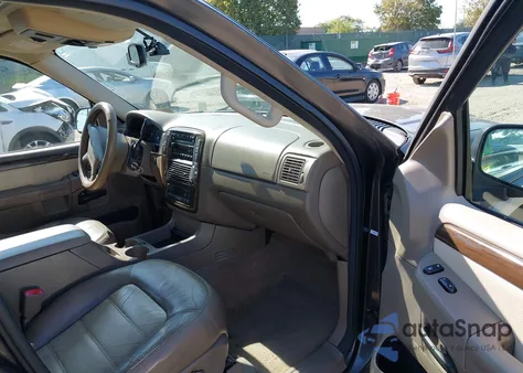 2005 Ford Explorer Eddie Bauer z USA, uszkodzony, nr VIN 1FMDU74E35UB89369